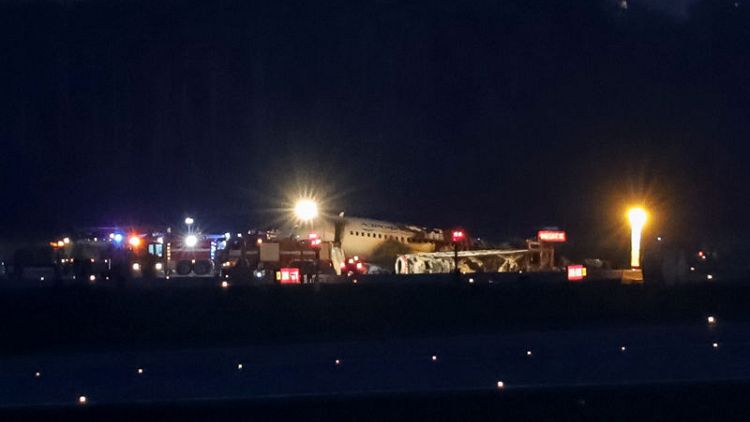 تقارير تشير إلى مقتل 41 شخصا بعد هبوط اضطراري لطائرة ركاب روسية بموسكو