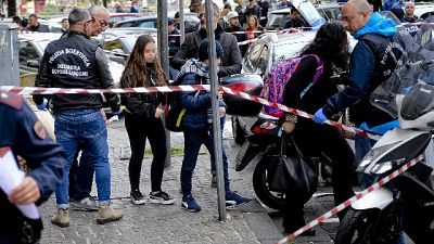 Sparatoria Napoli,killer scavalca bimba Sparatoria Napoli,killer scavalca bimba