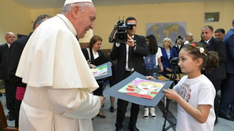 Le pape en Bulgarie rencontre des réfugiés et célèbre 245 commmunions