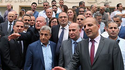 موظفو مصرف لبنان يضربون بسبب تخفيضات مقترحة على الميزانية