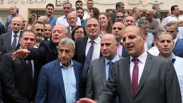 موظفو مصرف لبنان يضربون بسبب تخفيضات مقترحة على الميزانية موظفو مصرف لبنان يضربون بسبب تخفيضات مقترحة على الميزانية