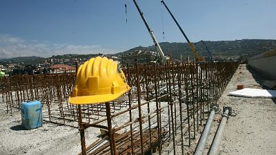 Colpito da blocco cemento, tre indagati Colpito da blocco cemento, tre indagati