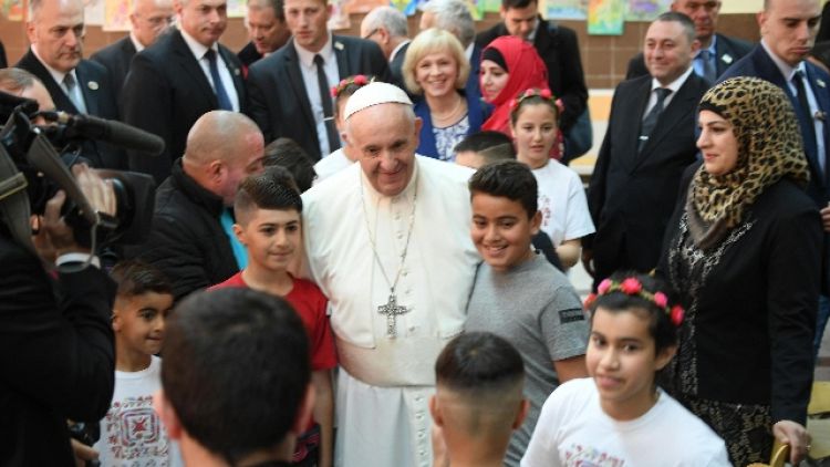Papa: mondo migranti è croce umanità