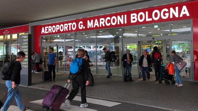 Aereo in difficoltà, chiuso il Marconi Aereo in difficoltà, chiuso il Marconi