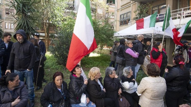 Nomadi:proteste a Roma per casa popolare
