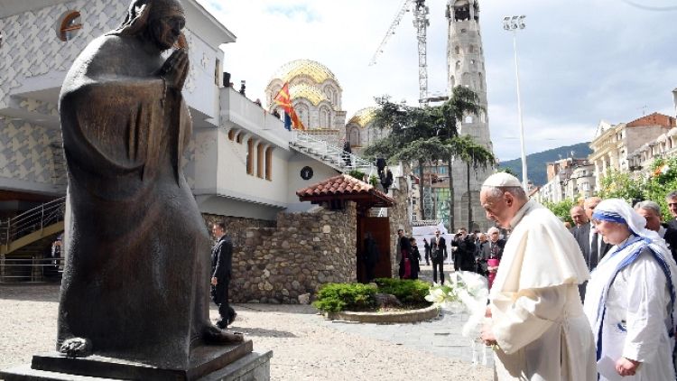 Papa: Madre Teresa aiuti ascolto poveri