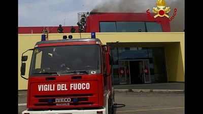 A fuoco tetto autogrill su A1, no feriti A fuoco tetto autogrill su A1, no feriti