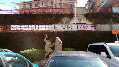 Grande striscione 'Noemi lotta e vinci' Grande striscione 'Noemi lotta e vinci'