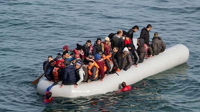 Migranti: Elemosiniere del Papa a Lesbo Migranti: Elemosiniere del Papa a Lesbo