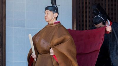 إمبراطور اليابان الجديد يظهر بالزي التقليدي لتأدية طقوس دينية