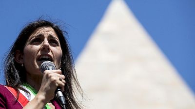 Raggi da famiglia rom, insultata Raggi da famiglia rom, insultata