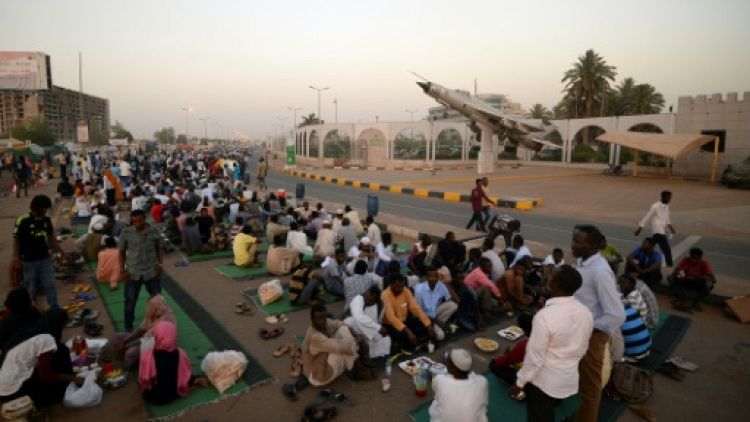 Sit-in de manifestants devant le QG de l'armée à Khartoum, le 7 mai 2019 