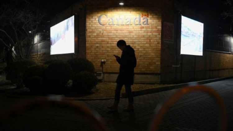 Un passant devant l'ambassade canadienne à Pékin, le 14 janvier 2019