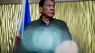 صرصور "ليبرالي" يتسلق كتف الرئيس الفلبيني دوتيرتي