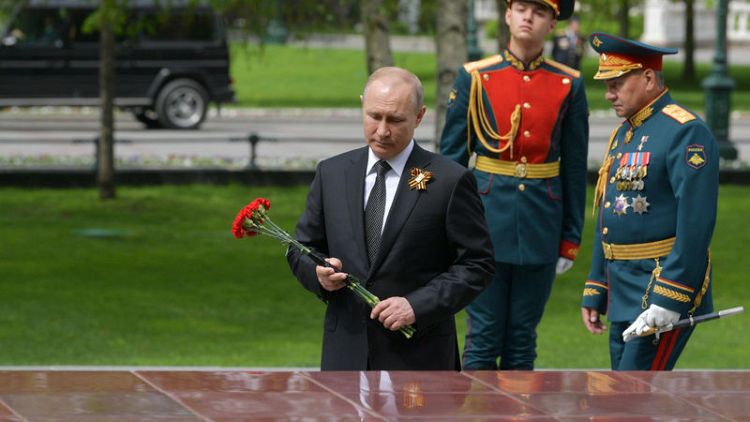 بوتين يتابع عرضا عسكريا بالميدان الأحمر
