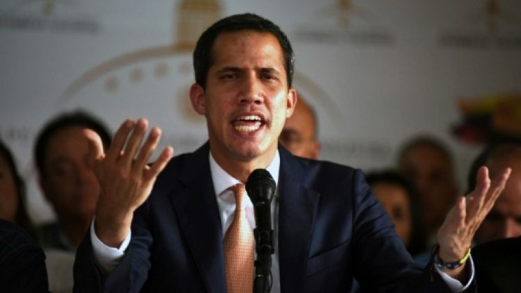 Venezuela: l'opposant Guaido accuse Maduro de "démanteler" le Parlement