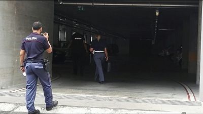 17enne spara da terrazzo,ferito passante 17enne spara da terrazzo,ferito passante