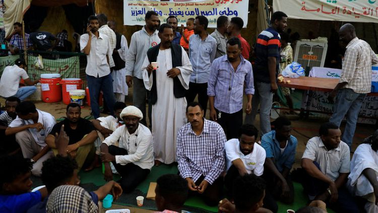 في رمضان.. المحتجون يتناولون إفطارهم في اعتصام الخرطوم
