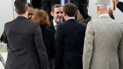 Macron accueille avec sobriété les ex-otages français libérés au Burkina Faso
