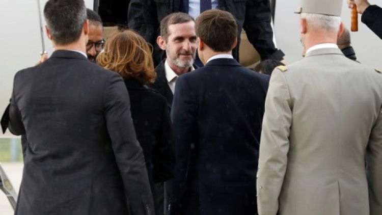 Macron accueille avec sobriété les ex-otages français libérés au Burkina Faso 