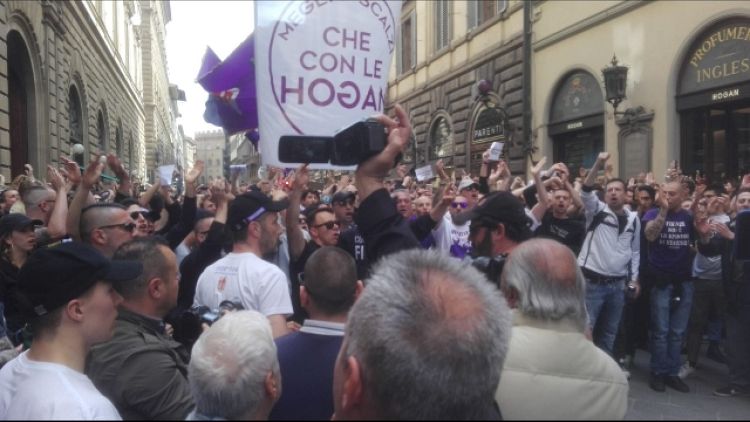 Flash mob tifosi, 'Della Valle vattene'