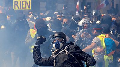 تضاؤل عدد المشاركين باحتجاجات السترات الصفراء بفرنسا ووقوع اشتباكات