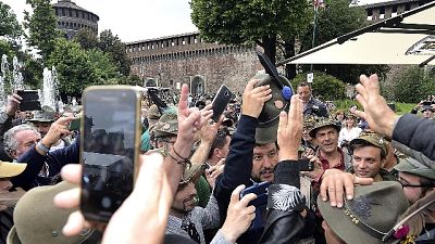 Alpini, da 2 giovani 'buu' a Salvini Alpini, da 2 giovani 'buu' a Salvini