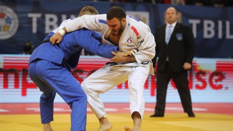 Judo: cellulare nel kimono,squalificato