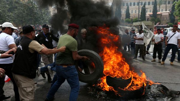 عسكريون متقاعدون يعتصمون أمام مصرف لبنان المركزي رفضا لخفض المعاشات عسكريون متقاعدون يعتصمون أمام مصرف لبنان المركزي رفضا لخفض المعاشات