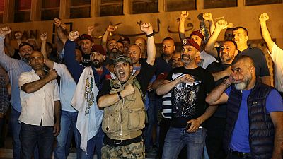 جنود متقاعدون لبنانيون يحاصرون البنك المركزي احتجاجا على مسودة الميزانية
