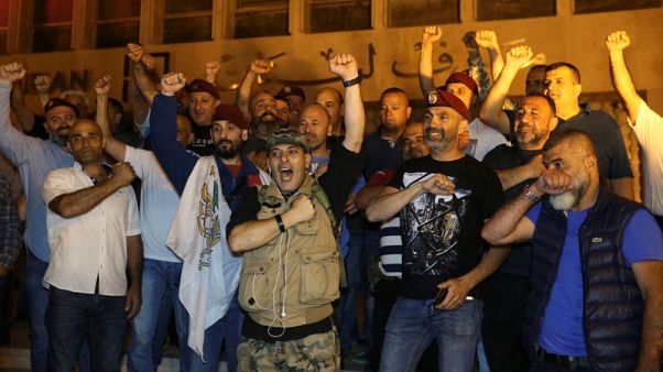 جنود متقاعدون لبنانيون يحاصرون البنك المركزي احتجاجا على مسودة الميزانية جنود متقاعدون لبنانيون يحاصرون البنك المركزي احتجاجا على مسودة الميزانية
