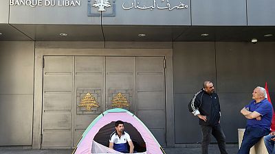 الجديد: جنود لبنانيون متقاعدون يعلقون احتجاجا أمام البنك المركزي