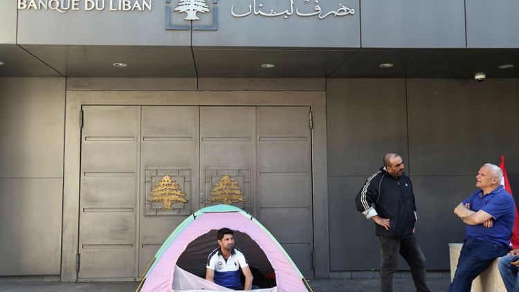 الجديد: جنود لبنانيون متقاعدون يعلقون احتجاجا أمام البنك المركزي