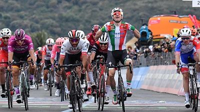 Giro: Viviani declassato, vince Gaviria Giro: Viviani declassato, vince Gaviria