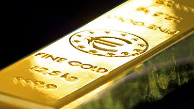 الذهب ينزل من ذروة شهر مع ارتفاع الدولار والأسهم وسط تفاؤل بالتجارة