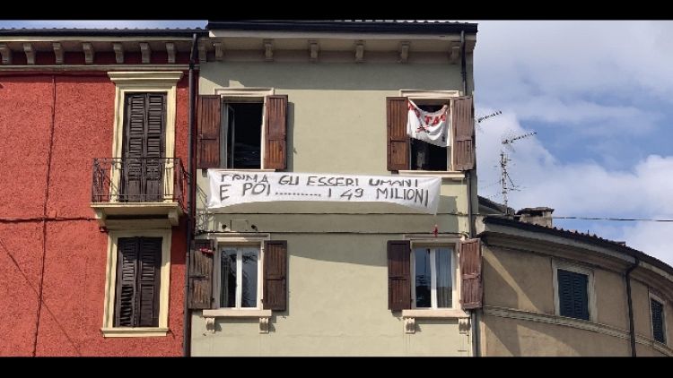 Striscione a Verona contro Salvini