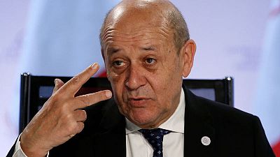 وزير خارجية فرنسا: ماكرون يريد الاجتماع مع حفتر للحث على وقف إطلاق النار
