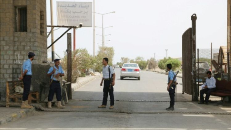 Des gardes-côtes à l'entrée du port de Salif au Yémen, le 13 mai 2019