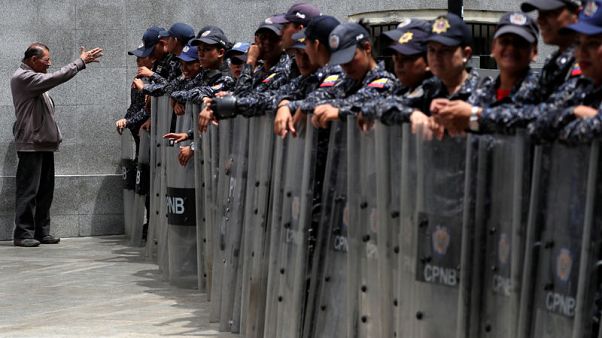 Venezuela security forces block opposition lawmakers from entering parliament Venezuela security forces block opposition lawmakers from entering parliament