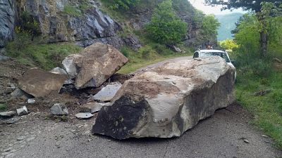 Massi su strada, isolata frazione Massi su strada, isolata frazione
