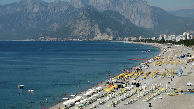 وزير: ارتفاع عدد السياح الأجانب لتركيا 24% في يناير-أبريل