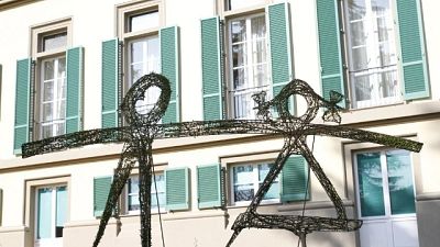 Bimba cade da finestra, è grave Bimba cade da finestra, è grave
