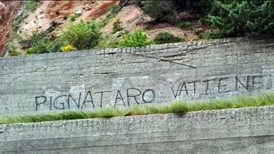 Scritte contro questore Macerata Scritte contro questore Macerata