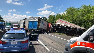 Scontro mezzi pesanti su A13, due feriti Scontro mezzi pesanti su A13, due feriti