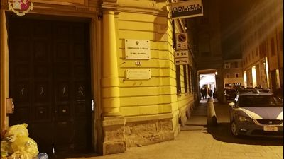 Imbrattano commissariato, denunciati Imbrattano commissariato, denunciati