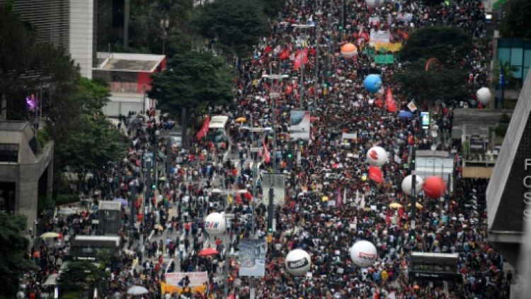 Des manifestants dans les rues de Sao Paulo, au Brésil, le 15 mai 2019