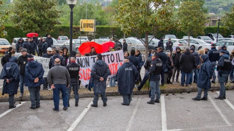 Salvini a Napoli, cariche della Polizia