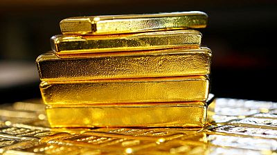 الذهب يهبط لأدنى مستوى في أسبوعين ويسجل أكبر خسارة أسبوعية في شهر