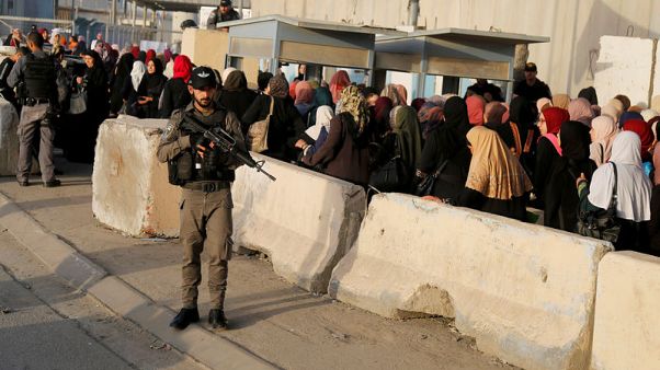 عدد المصلين بالأقصى يرتفع إلى 200 ألف في الجمعة الثانية من رمضان عدد المصلين بالأقصى يرتفع إلى 200 ألف في الجمعة الثانية من رمضان