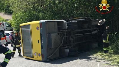 Si rovescia scuolabus, feriti 7 studenti Si rovescia scuolabus, feriti 7 studenti